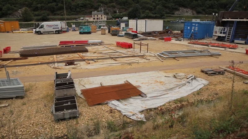 La délimitation et l’aménagement des zones de stockage et d’entreposage des matériaux sont identifiés sur le plan d'installations de chantier annexé au PPSPS du lot gros oeuvre.