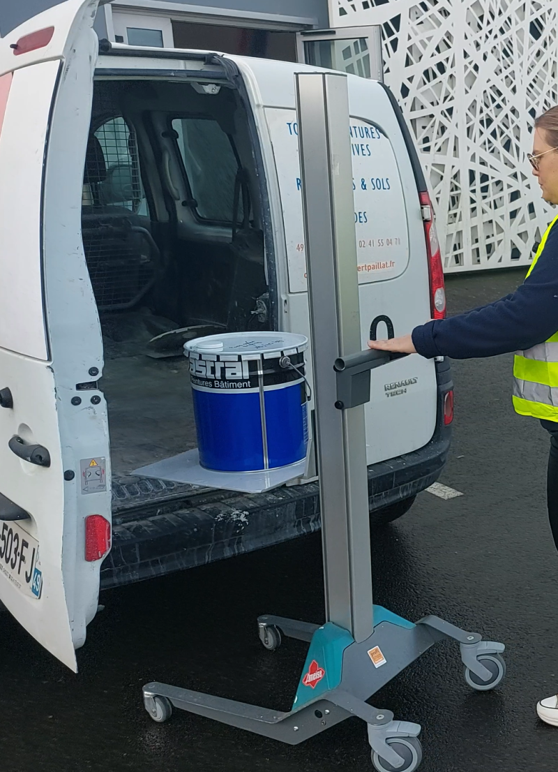 Élévateur électrique de fûts de peinture