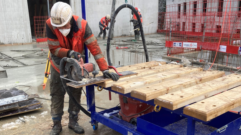 Un établi pour optimiser et sécuriser les découpes de bois sur les chantiers
